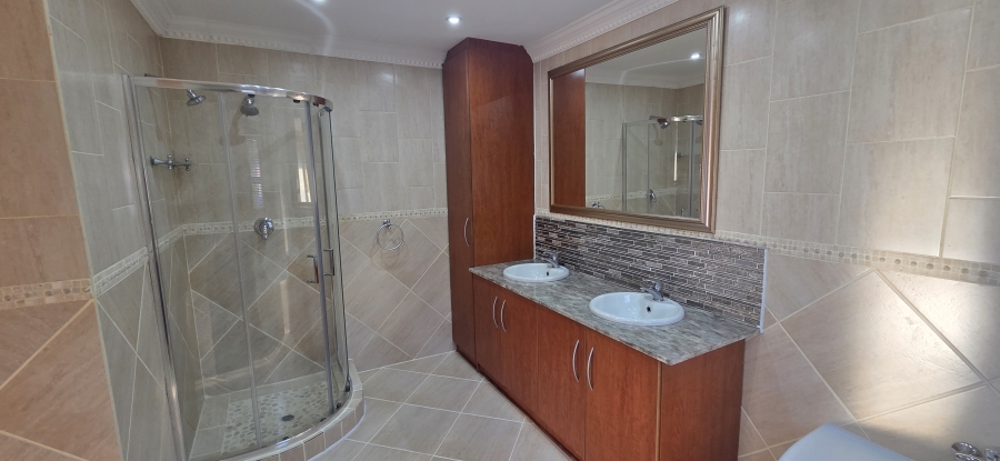 5 Bedroom Property for Sale in Roylglen Gardens Northern Cape